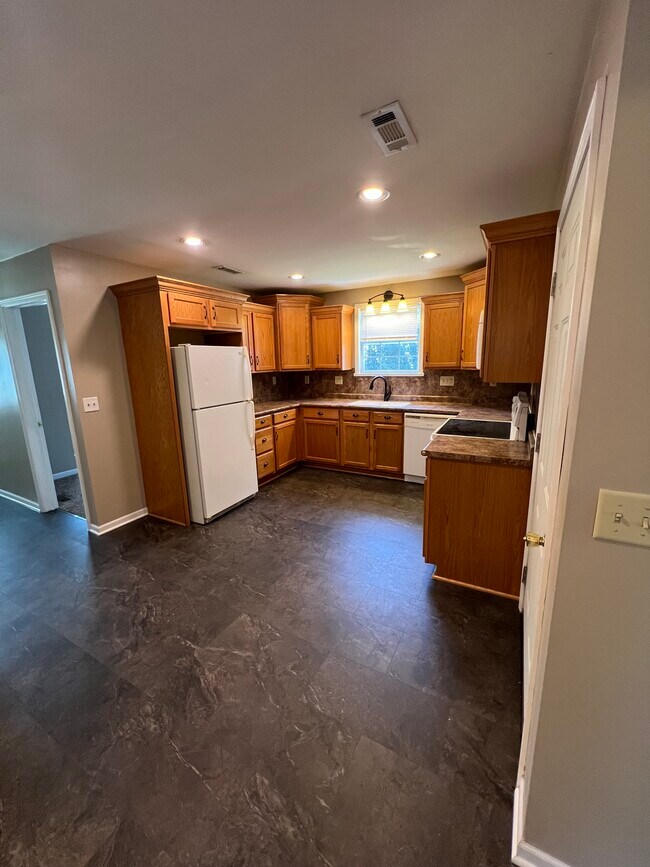 Building Photo - 211 E Edgar Ave