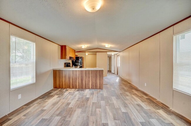 Building Photo - 2 bed 2 bath trailer available now