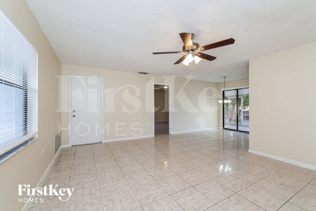 Foto del edificio - 398 Lake Daisy Dr
