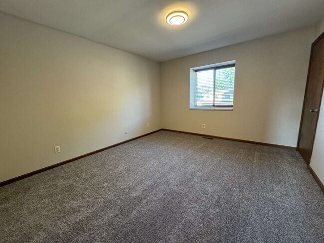 Foto del edificio - Up Where We Belong — Spacious 2-Story Townhome with Basement
