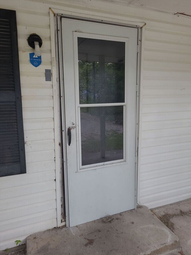 Building Photo - 3 Bedroom 2 Bathroom with a partially fenc...