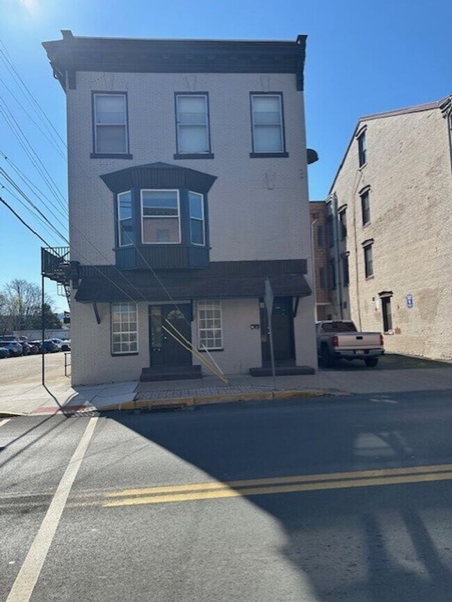 Building Photo - 113 Market St