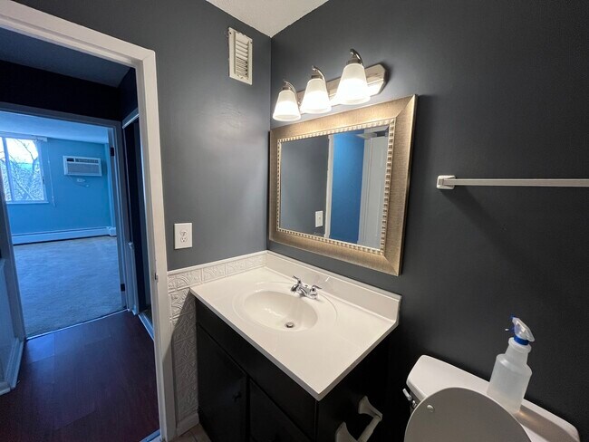 Building Photo - 2222 S Stewart Ave