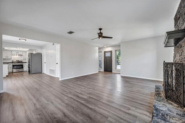 Building Photo - 2203 Stratford Dr