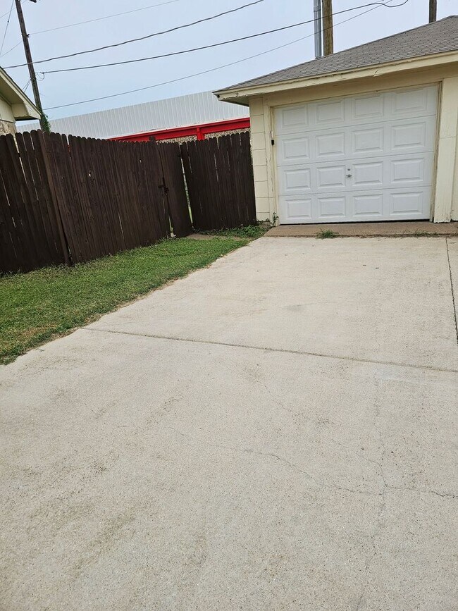 Foto del edificio - Spacious 2BR Duplex in Fort Worth