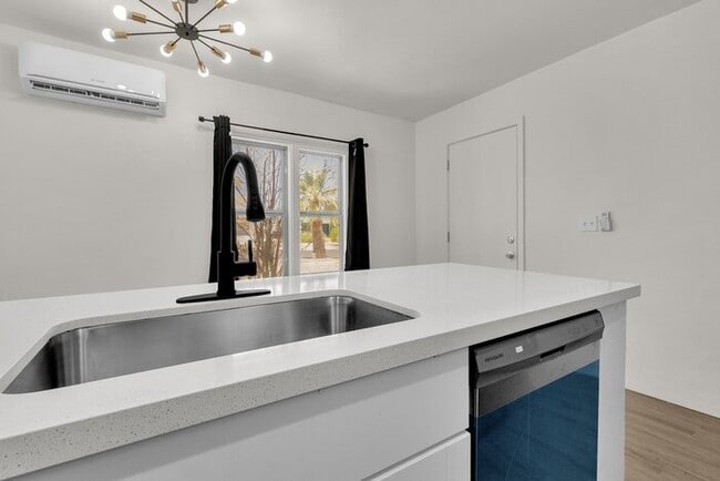 Building Photo - New remodeled in the heart of downtown PHX