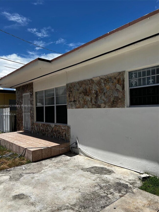 Foto del edificio - 2727 SW 24th St