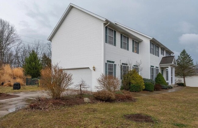 Building Photo - Bright, Spacious Home with Tons of Charm a...