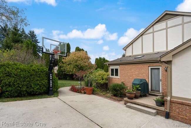 Foto del edificio - 1574 Devonshire Dr