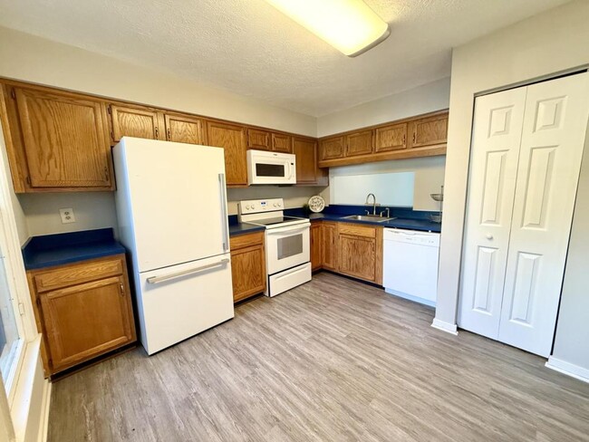 Foto del edificio - 2504 Thicket Greene Ct
