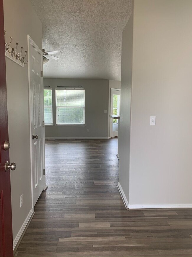 Foto del edificio - Great 3 bed 2 bath home in a the quiet Rai...