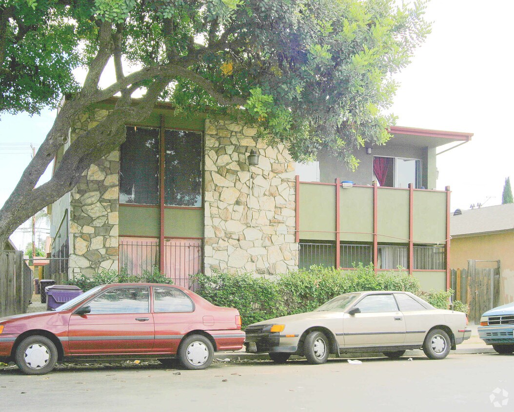 Building Photo - 1904 Pine Ave