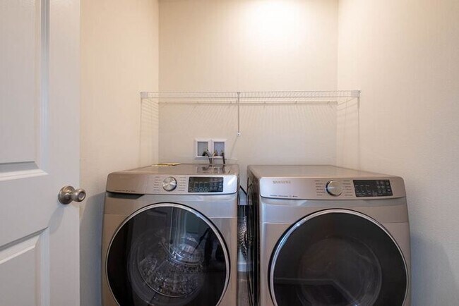 Foto del edificio - Spacious Newer Home Ready for Move IN