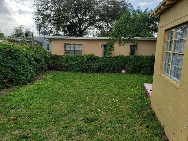 Building Photo - 7634 NW 4th Ave APT B Miami, FL 33150-3454