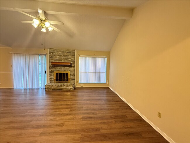 Foto del edificio - 15307 Pebble Lake Dr