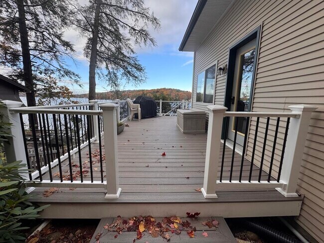 Foto del edificio - 12 Lake Dr