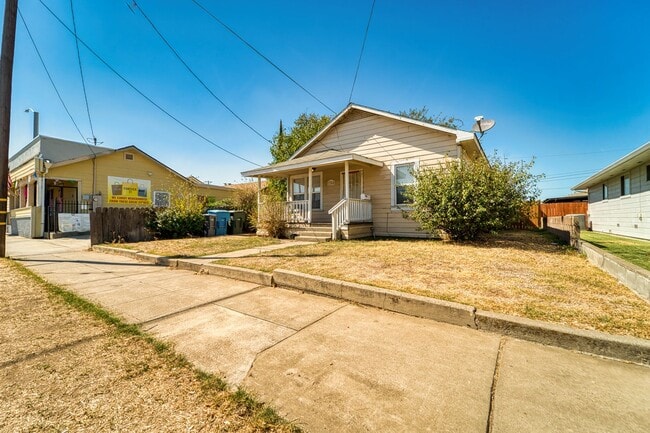 Building Photo - Feel Right at Home in This Inviting 2-Bed Gem