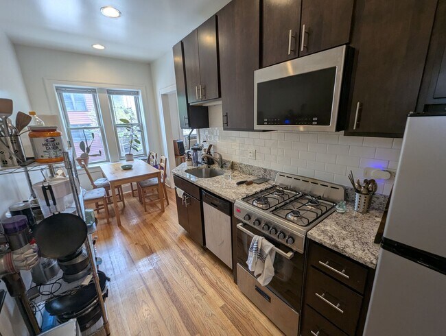 Foto del edificio - Renovated Studio in Heart of Rogers Park LUC