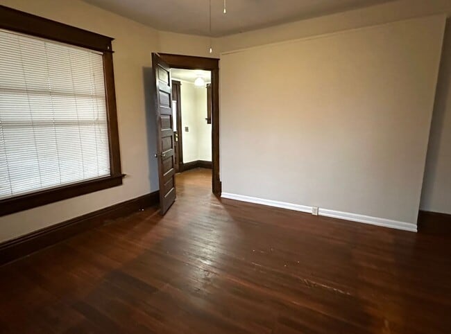 Building Photo - Large 3 Bedroom Close to Union Hospital