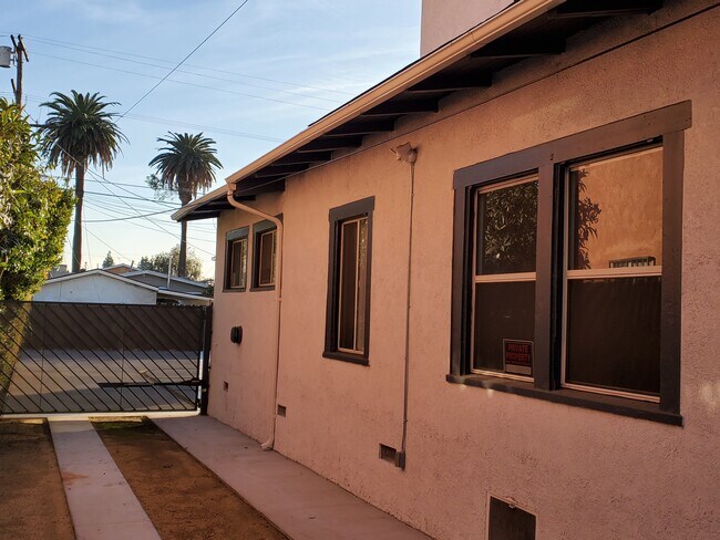 Building Photo - 1746 W 39th Pl