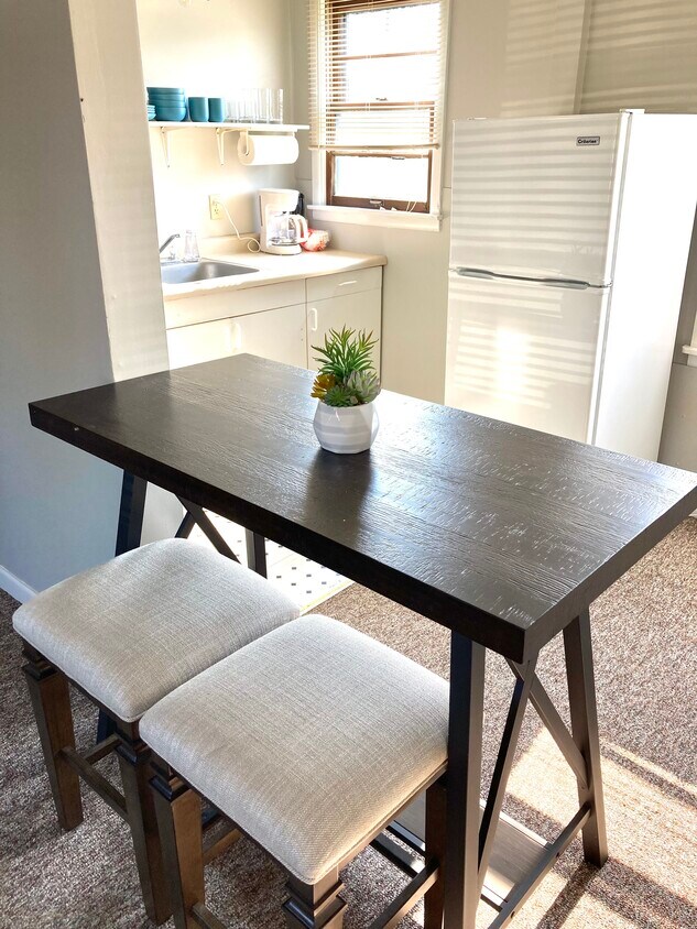 small dining area - 1545 W Peru St
