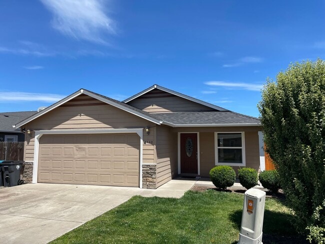Building Photo - Nice 3 Bedroom 2 Bath Home in a Quiet Neig...