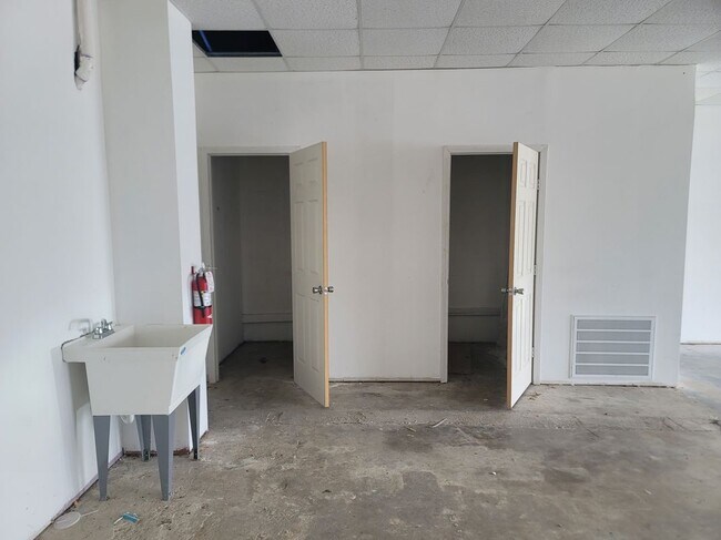 Foto del edificio - 8700 Colonel Glenn Rd