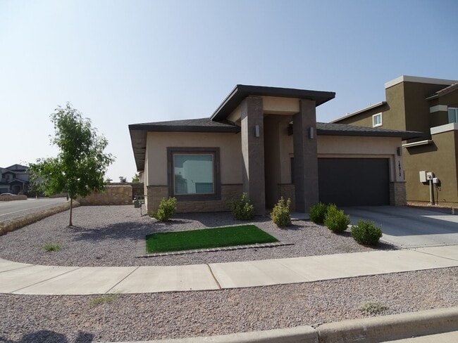Building Photo - STYLISH EASTSIDE HOME