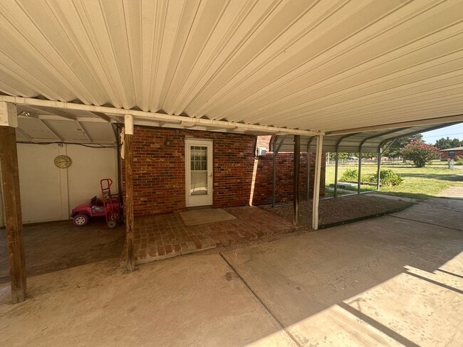 Building Photo - 16881 Beau-Kay Dr