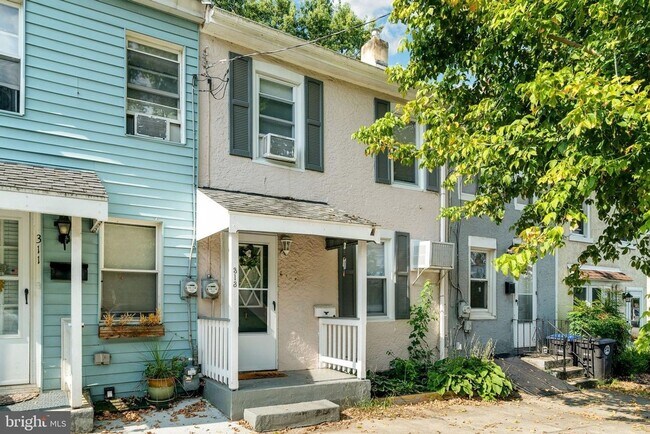 Foto del edificio - Spacious 3-Bedroom Home with Deck and Bonu...