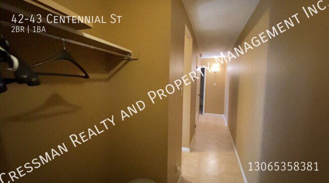 Photo du bâtiment - Top Floor 2 Bedroom Apartment Near University