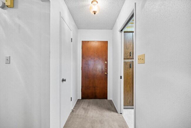 Building Photo - 125 Andorra Dr