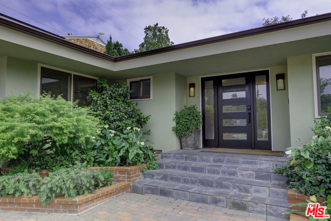 Primary Photo - 16314 Meadow Ridge Rd W