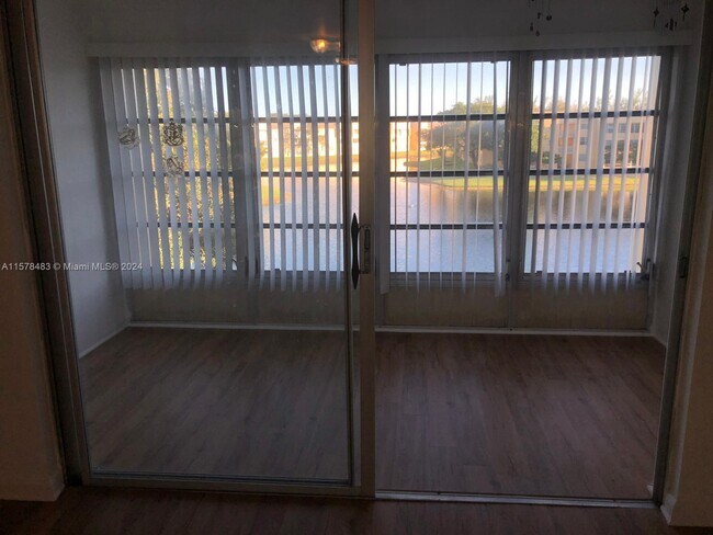 Foto del edificio - 5940 NW 64th Ave