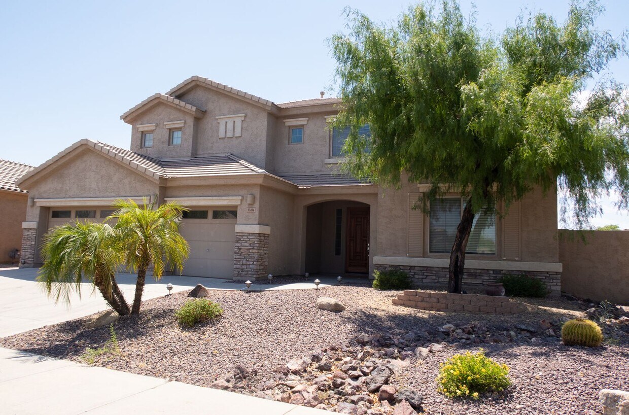Foto principal - 4 Bed + Office | 3 Bath | 3-Car Garage | E...