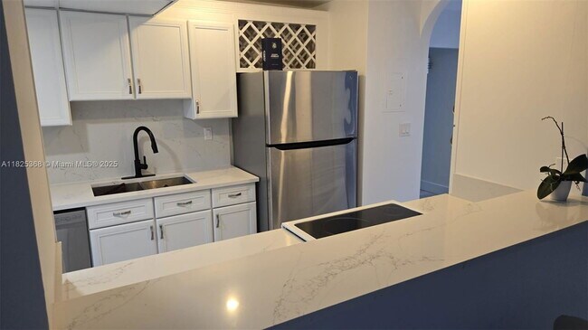 Foto del edificio - 2715 N Ocean Blvd