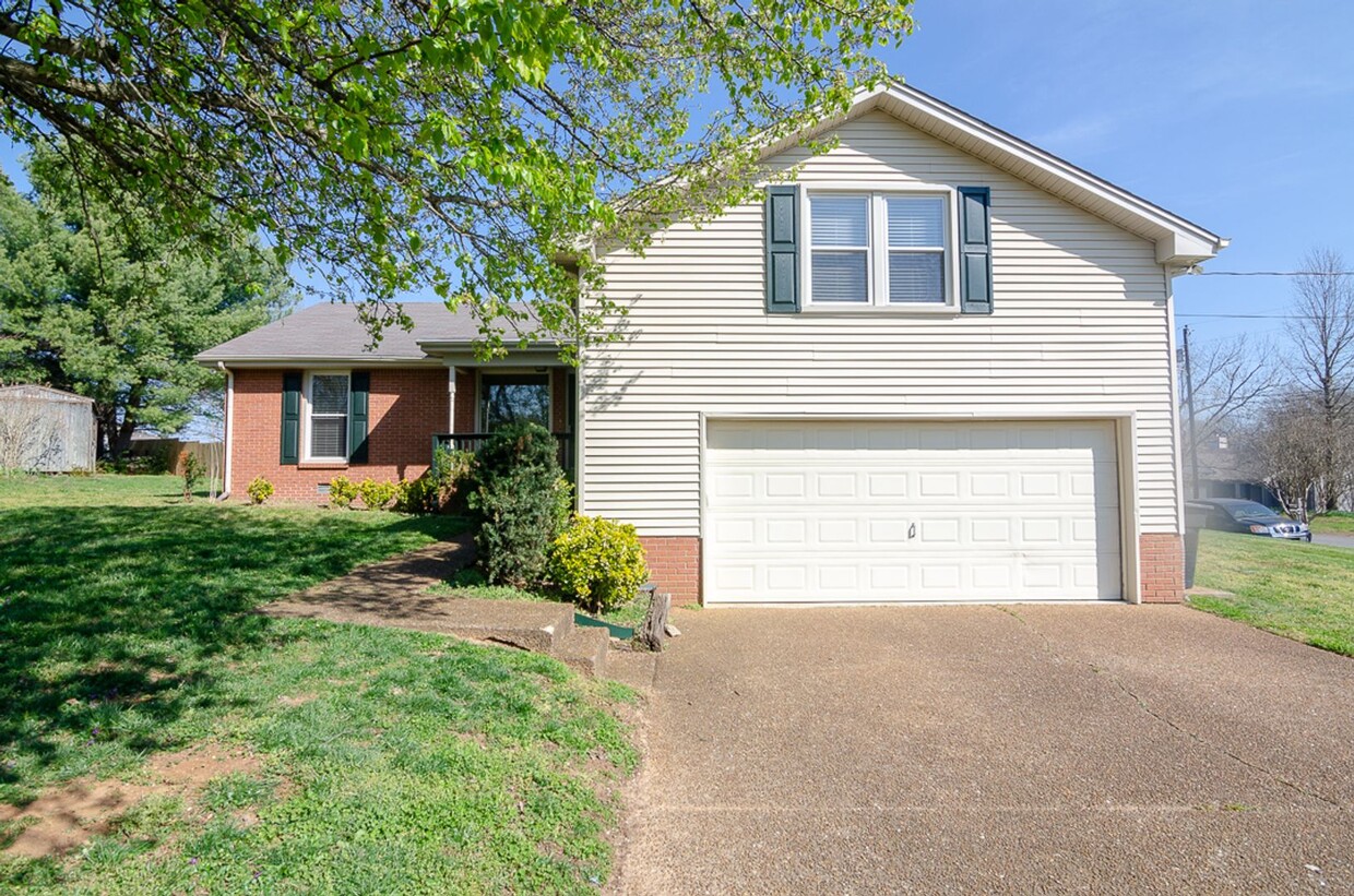 Primary Photo - Stunning remodeled home in Franklin with a...
