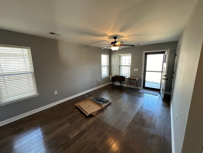 Building Photo - FOR LEASE - 3 bed, 2 bath, 1,128 sqft single family home!