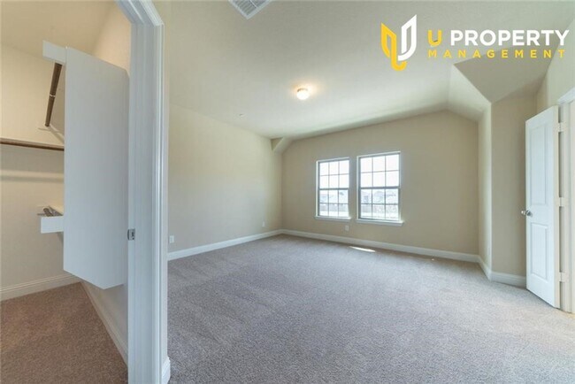 Building Photo - Luxary & Energy Saving TownHome,