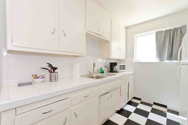 Foto del edificio - Furnished 2 and 3 Bedroom Apartments Short...