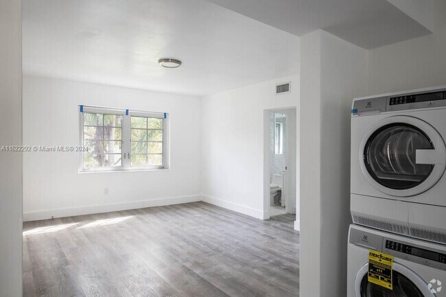 Building Photo - 944 SW 2nd St