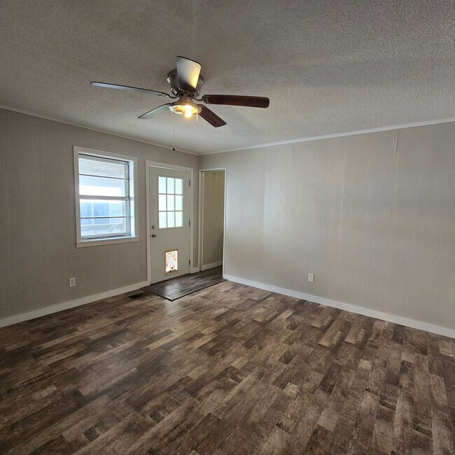 Foto del edificio - Beautiful Home with Storage and a corner Lot!