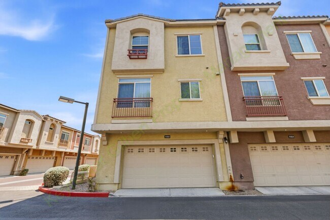 Building Photo - Modern Townhome Living in the Heart of Downtown Gilbert | Resort-Style Community | 2-Car Garage