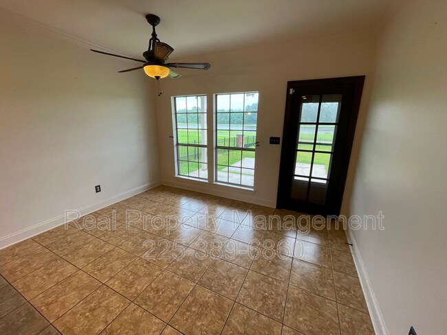 Foto del edificio - 917 Fairwinds Ave