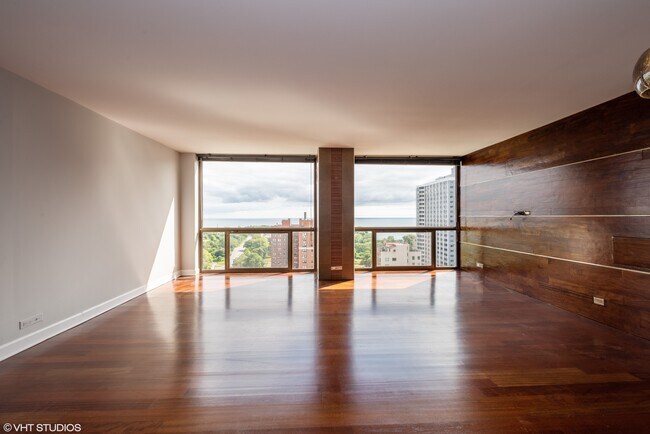 Living Room - 4343 N CLARENDON Ave