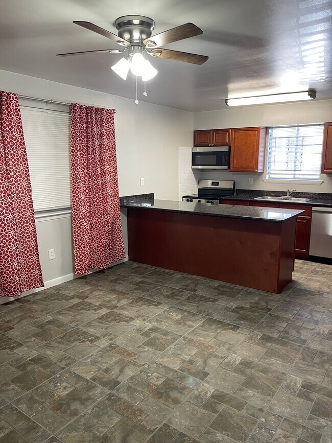 Combinación de cocina y sala de estar - 2525 Annunciation St