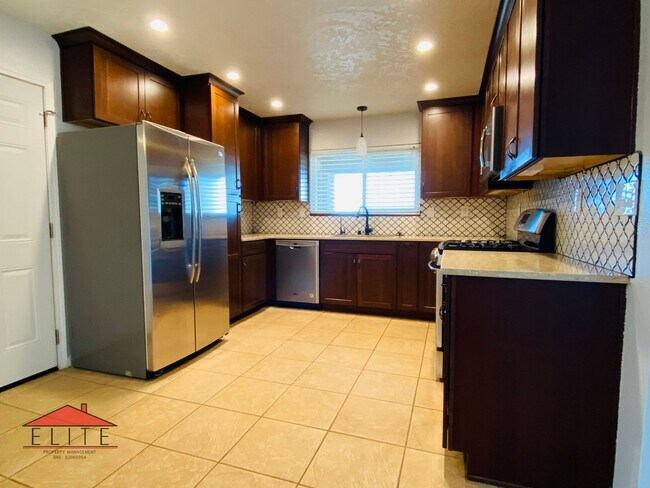 Foto del edificio - AVAILABLE IN JUNE!!