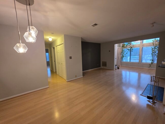 Building Photo - 2802 Lee Oaks Pl