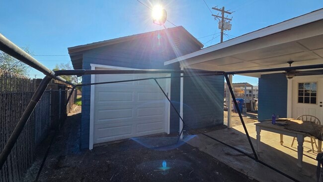 Foto del edificio - 310 W 10th St