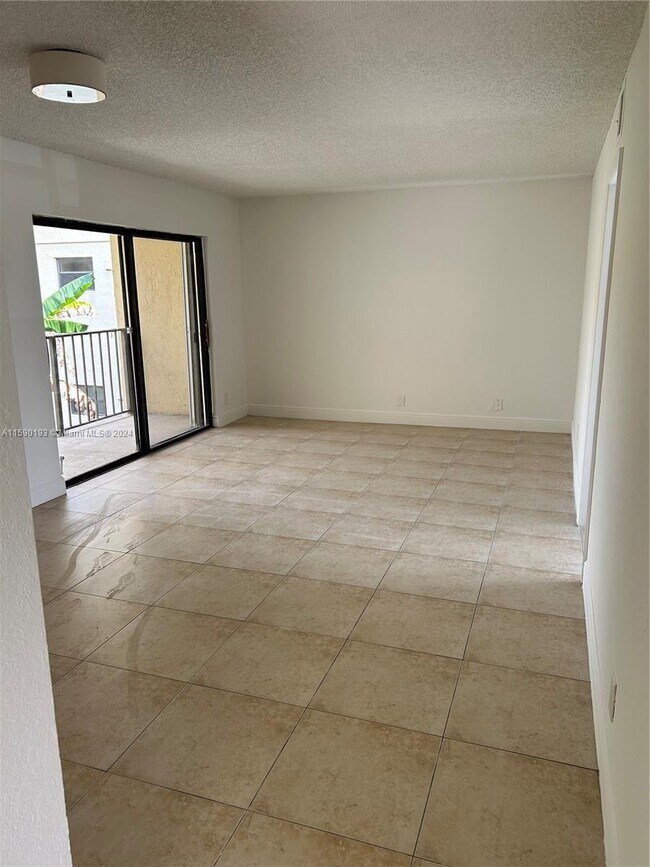 Building Photo - 1445 Lake Crystal Dr